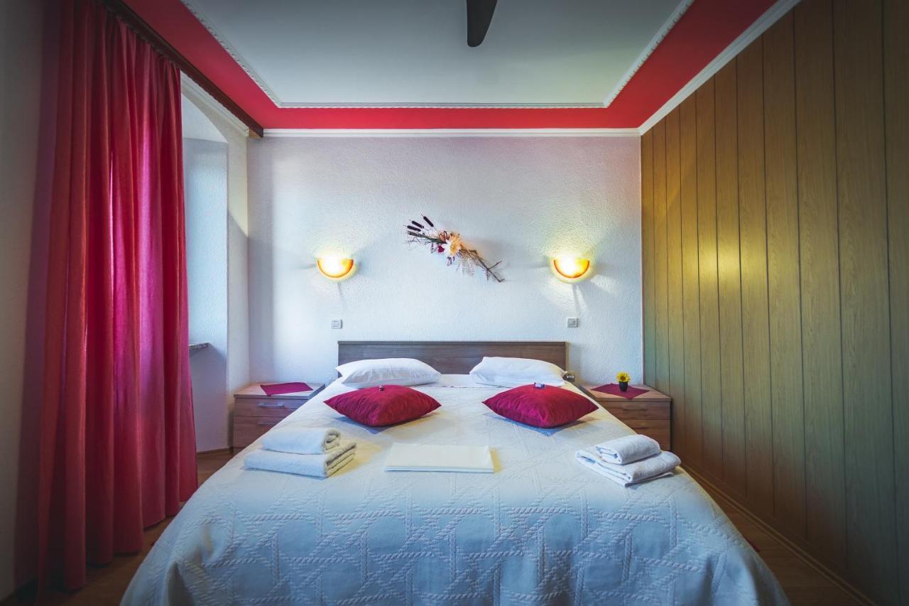Guest House Nena Motovun Eksteriør billede